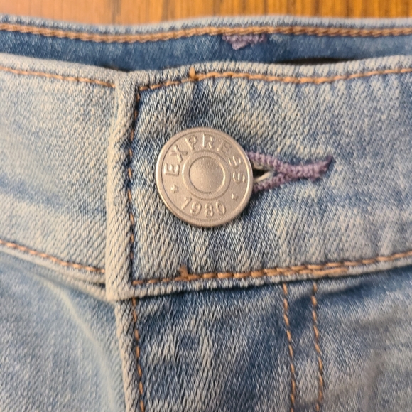 Express Midi Mid-Rise Light Blue Jean Shorts in Size 2 - Picture 2 of 5